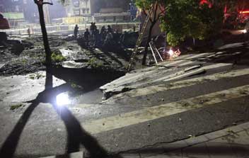 湖北荆州闹市区一处道路发生大面积塌陷