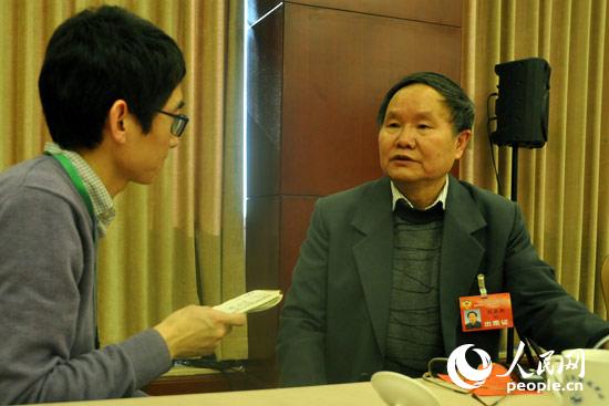 北京市政协委员、市作家协会副主席刘庆邦(右)接受人民网记者采访(谢婷 摄)