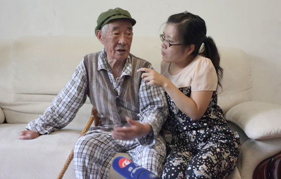 8月26日至30日，“重温光辉岁月·践行群众路线——群众路线革命圣地行”走进转折之城——贵州遵义。活动次日上午，人民网记者在其家中采访了94岁的老红军李光。人民网记者 周鹏 摄