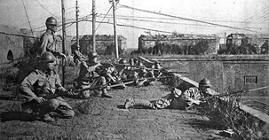 1931年9月18日晚，日本关东军在沈阳北大营南约800米的柳条湖附近，将南满铁路一段路轨炸毁，称是中国军队破坏铁路。日军独立守备队第二大队即向中国东北军驻地北大营发动进攻。次日日军占领北大营。这就是震惊中外的“九一八”事变。