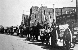 如果当年东北军“死磕”关东军1931年9月18日夜，盘踞在中国东北的日本关东军炸毁沈阳柳条湖附近日本修筑的南满铁路路轨，并栽赃嫁祸于中国军队，日军以此为借口，炮轰沈阳北大营，制造了震惊中外的“九一八事变”。不抵抗而致国土沦陷的历史让人感觉耻辱，那么，当时的东北军战力究竟如何？如果殊死抵抗，关东军侵占东北的计划会得逞吗？