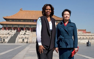美国第一夫人单独访华有何深意？3月20日，美国总统奥巴马夫人米歇尔将携家人展开为期一周的访华行程。从20日至26日，米歇尔将携两位女儿和母亲访问北京、西安和成都三地。根据行程，米歇尔在北京期间，习近平夫人彭丽媛将陪同她走访中学，参观故宫，共进私人晚餐并观看演出。两位元首夫人的此次互动，引来世界舆论的聚焦。