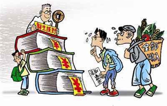 四问大学学费涨价：凭啥说涨就涨？近日，有媒体报道，江苏、贵州、宁夏等多省市高校酝酿上涨学费，部分大学学费上涨幅度接近翻番。此举引发了许多学生和家长的质疑：大学凭什么说涨学费就涨学费？上涨后的学费会花在哪？大学培养一个学生要花多少钱？涨学费会导致贫困学生更加上不起学吗？强国论坛特邀教育部教育发展研究中心主任张力进行权威解读。