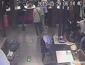 老外背包在北京站被盗 铁警1小时内找回