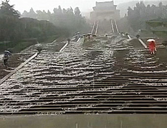 南京遭暴雨“袭”城 中山陵变瀑布