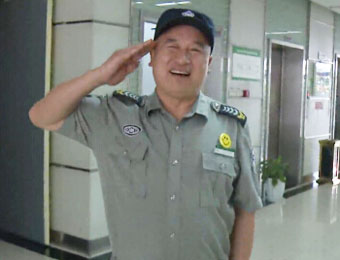 热情"保安大叔"众人点赞 暖心问候打动上班族