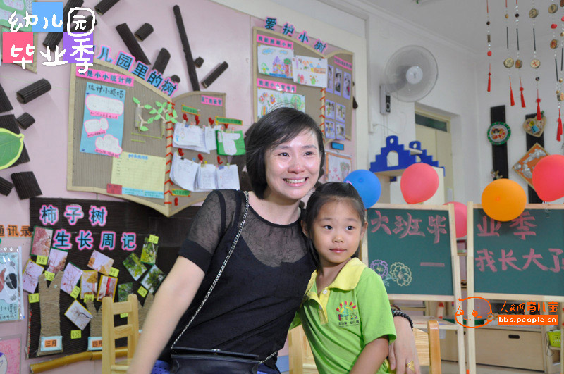 6月26日，豐台區第一幼兒園。幼兒園畢業，對於媽媽來說是一場笑中帶淚的體驗。媽媽的寄語：“寶貝，你要一生健康、快樂、幸福！寶貝，加油！”（崔澤昊 攝）
