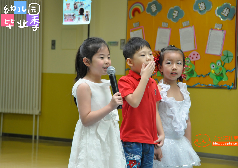 6月30日，北京市第一幼兒園（分園）。伍春煬小朋友（左一）擔任畢業典禮的小主持（崔澤昊 攝）