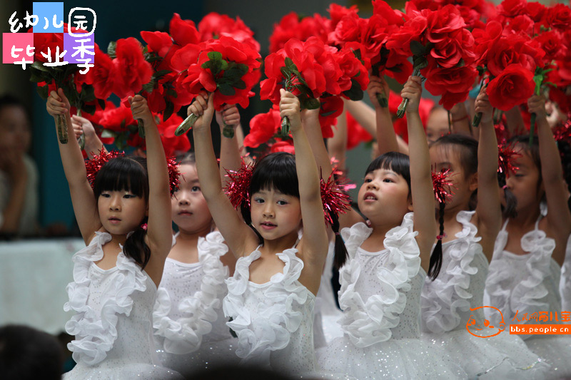 6月30日，北京市第一幼兒園（分園）。畢業典禮上表演開場節目的小朋友（周鵬 攝）