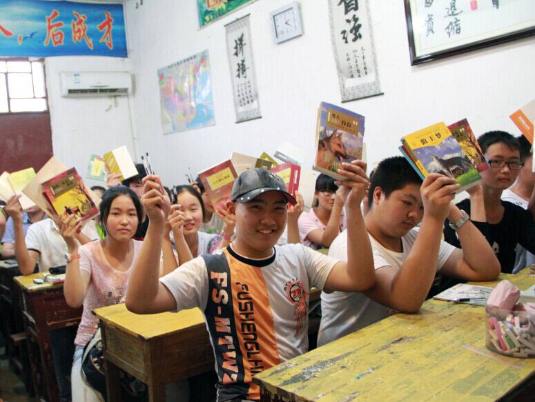 志願者們向工農小學的留守兒童捐贈科普書籍，並告訴小朋友們，從小要做一個“學科學，愛科學，懂科學”的好學生。