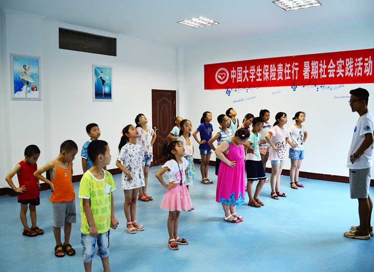 志願者通過教授孩子體育課程，引發孩子們對本次支教活動的興趣。