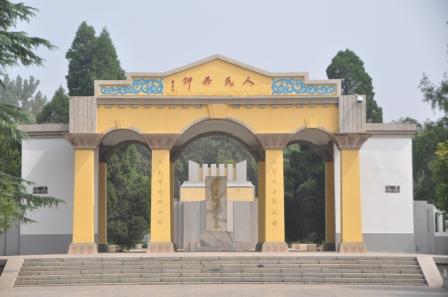 晋冀鲁豫烈士陵园内的左权将军墓,由碑亭和墓体组成.(於红林 摄)