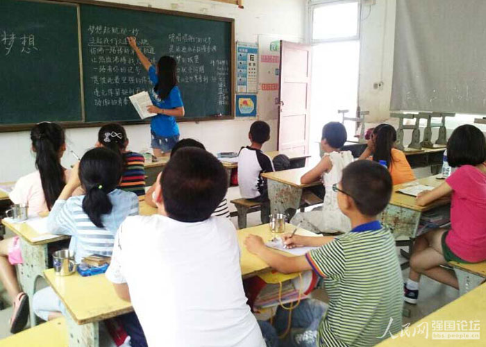 志愿者为孩子们上语文课.