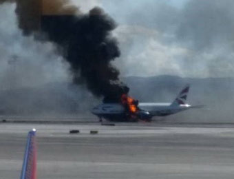 英航客机在美国机场起火致2人伤 浓烟冲天数十米