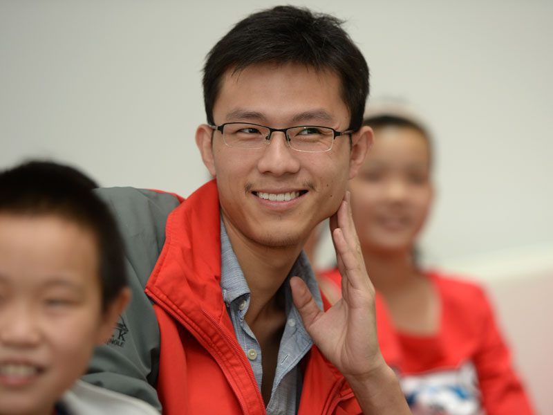 在一旁的班主任李老師傾聽學生們寫給他的祝福的后，欣慰的流露出愛的笑容。