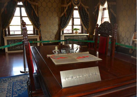 《日滿議定書》簽字桌。（於紅林 攝）
