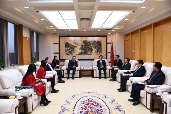 人民日報社編委委員、秘書長王一彪在報社會見英國每日郵報在線新聞網總編輯馬丁·克拉克一行。（攝影：於凱）