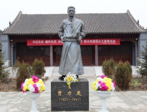 贾力更烈士故居内的贾力更全身雕像