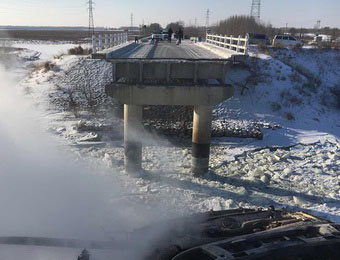 齐齐哈尔富裕县一大桥桥面坍塌 两石料货车坠落