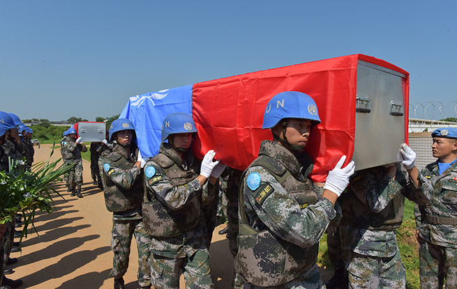 中国驻南苏丹维和步兵营为牺牲战士举行告别仪式