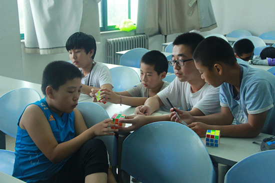 中國石油大學（華東）“夢之翼”助教團到山東省黃島經濟開發區針對外來務工人員子女、留守兒童開展公益活動，不僅開設語數外課程教學，還開展視頻教學、魔術、魔方、繪畫等興趣類課程。 (2)
