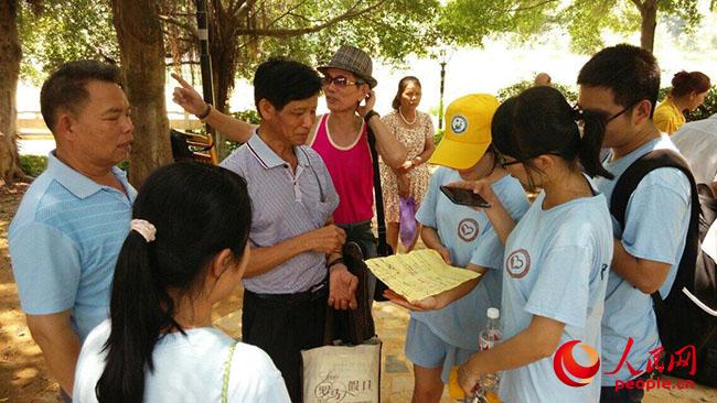 中國石油大學（華東）“溫暖隨行實踐隊”到廣西武鳴針對壯族山歌開展調研，武鳴山歌協會常務副主席曾祥彬向實踐團隊介紹壯族山歌的發展現狀。（團隊提供）
