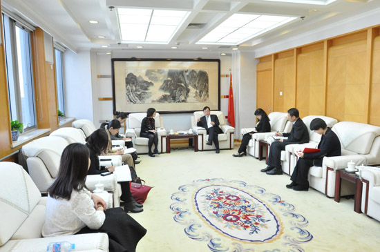 人口报社副社长_法制日报社副社长周秉键主持全国政法智能化建设研讨会开幕(2)