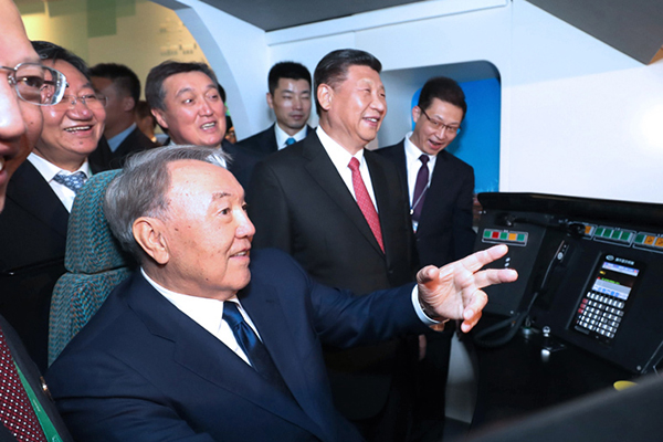 习近平同纳扎尔巴耶夫共同参观世博会中国国家馆