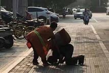 环卫阿姨一举动感动网友心