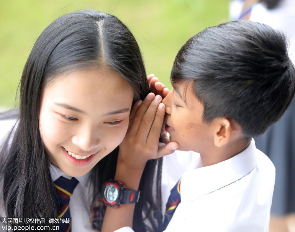 5��28�գ�ɳ���ں�ͬѧ˵���Ļ���������/����ͼƬ