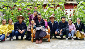 西藏108岁老人一家三代人脱贫记