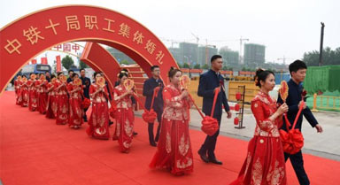 “工地婚礼”见证幸福爱情