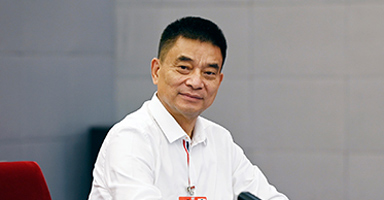 刘永好全国政协委员、新希望集团董事长刘永好表示，民营企业要主动投身到乡村振兴战略中去，发挥自身优势促进产业兴旺，成为乡村振兴的有力支撑，体现出民营企业的责任和担当。乡村要振兴，就要做大农业这个“大蛋糕”，还要让农民朋友来分享。