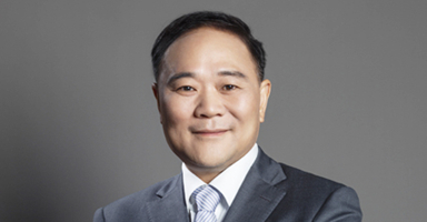 李书福全国人大代表、吉利控股集团董事长李书福建议，在我国全面推广应用甲醇汽车，将甲醇汽车纳入新能源汽车发展体系和管理范畴，给予甲醇汽车与新能源汽车同样的政策支持，可带动更多企业投入甲醇汽车的研发，加快实现交通领域碳中和。