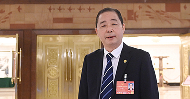 胡成中全国人大代表、德力西集团董事局主席胡成中建议，为避免出现“一刀切、运动式”降碳带来的社会不稳定、系统性风险以及清洁能源项目的无序发展，“双碳”改革须在具有强制性、规范性、可操作性的法律制度的指引下稳妥推进。