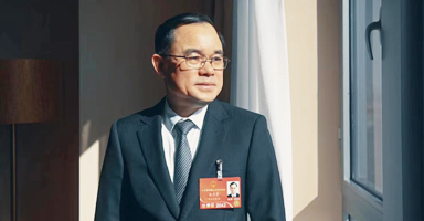 朱华荣全国人大代表、长安汽车党委书记朱华荣建议，完善法律法规体系，在安全可控的范围内，包容新兴产业发展；政府引导、法规保障、标准统一，加速行业合作，打破数据壁垒；合理制定汽车数据安全与隐私保护要求，建立可信汽车数据流通渠道，促进智能网联汽车发展。