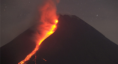 印尼默拉皮火山喷发 场面壮观