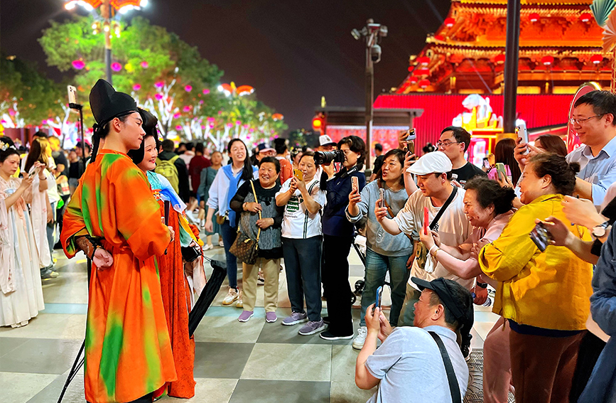 陕西西安：华灯初上迎客来
