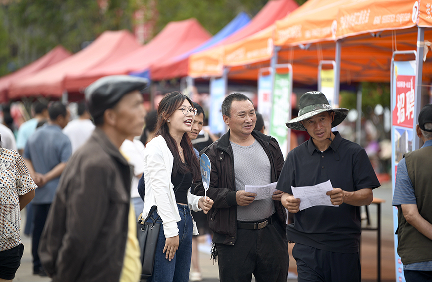 贵州安龙：家门口招聘会促就业