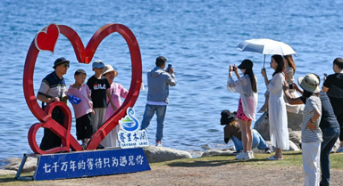 赛里木湖引游人