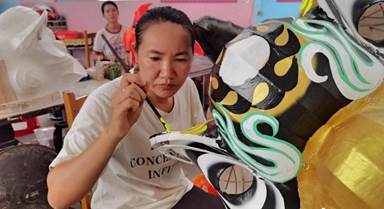 广西藤县工人一笔一画勾绘狮头 精工细作传