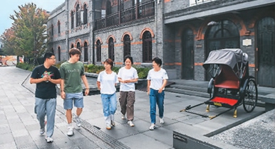 “导游也是一道美丽的风景”