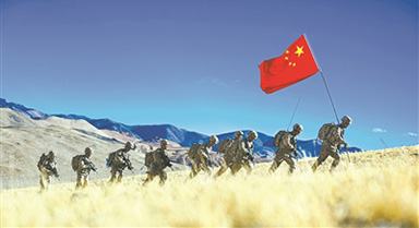 陆军某部官兵执行巡逻任务