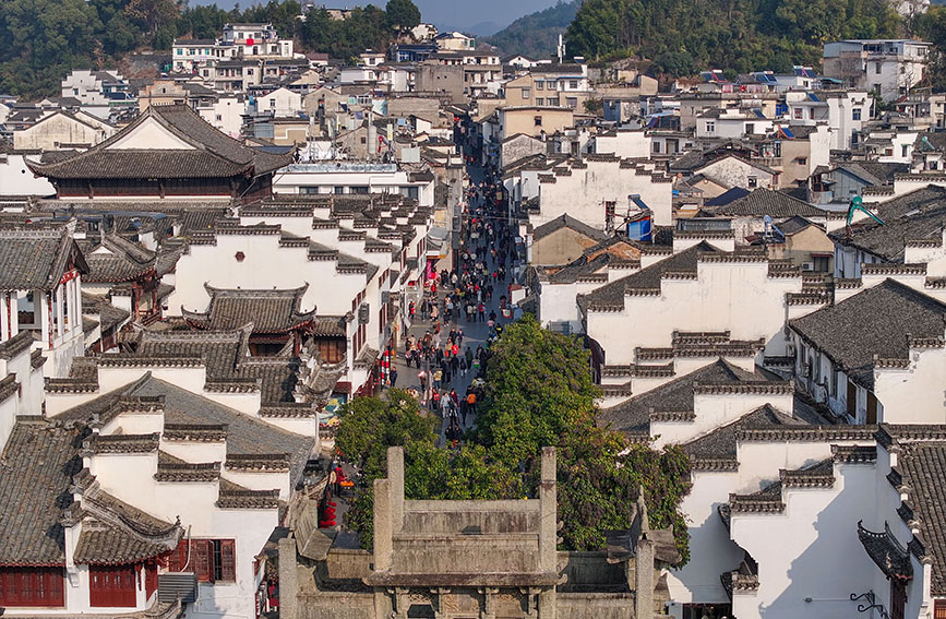 安徽黄山：徽州古城旅游热