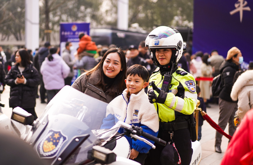 武汉举办警营开放日活动 万余群众共迎人民