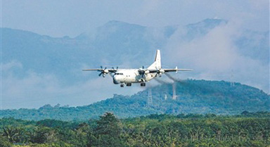 海军航空兵某团组织飞行训练