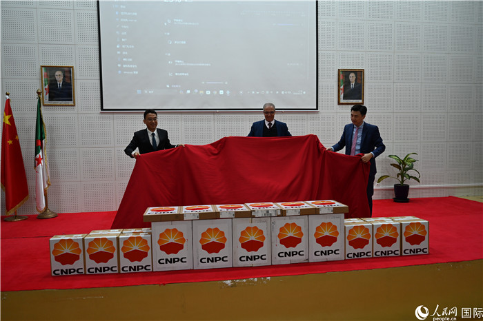 中国驻阿尔及利亚临时代表赵平盛(右一)和中企代表向阿尔及利亚大学捐赠 人民网记者 郝瑞敏摄 中国驻阿尔及利亚临时代表赵平盛(右一)和中企代表向阿尔及利亚大学捐赠 人民网记者 郝瑞敏摄