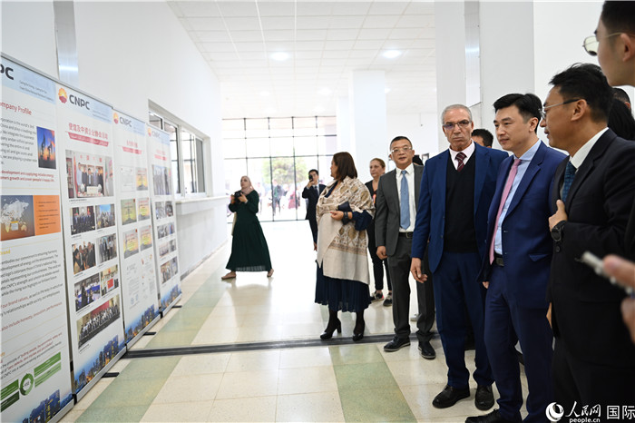 中企向阿尔及利亚大学捐赠电教设备图片展。人民网记者 郝瑞敏摄 中企向阿尔及利亚大学捐赠电教设备图片展。人民网记者 郝瑞敏摄