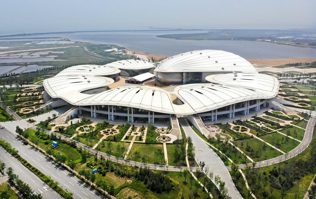 位于中国—上海合作组织地方经贸合作示范区的青岛·上合之珠国际博览中心(2024年7月18日摄,无人机照片)。新华社记者李紫恒 摄 位于中国—上海合作组织地方经贸合作示范区的青岛·上合之珠国际博览中心(2024年7月18日摄,无人机照片)。新华社记者李紫恒 摄