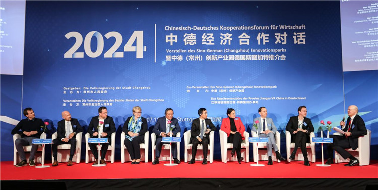 与会嘉宾在现场交流。主办方供图 与会嘉宾在现场交流。主办方供图